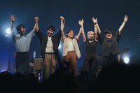 ライブを終え、歓声を浴びるメンバー。左から浜公氣（Dr）、岡田拓郎（G）、柴田聡子（Vo, G）、
まきやまはる菜（B）、谷口雄（Key）。（撮影：丹澤由棋 ［@yukitanzawa］）