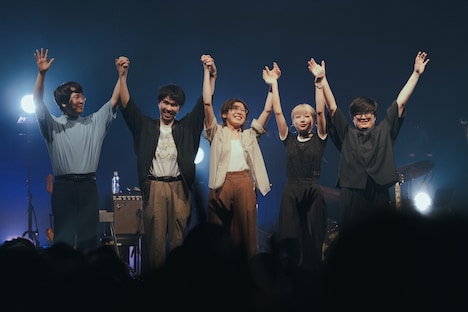 ライブを終え、歓声を浴びるメンバー。左から浜公氣（Dr）、岡田拓郎（G）、柴田聡子（Vo, G）、
まきやまはる菜（B）、谷口雄（Key）。（撮影：丹澤由棋 ［@yukitanzawa］）