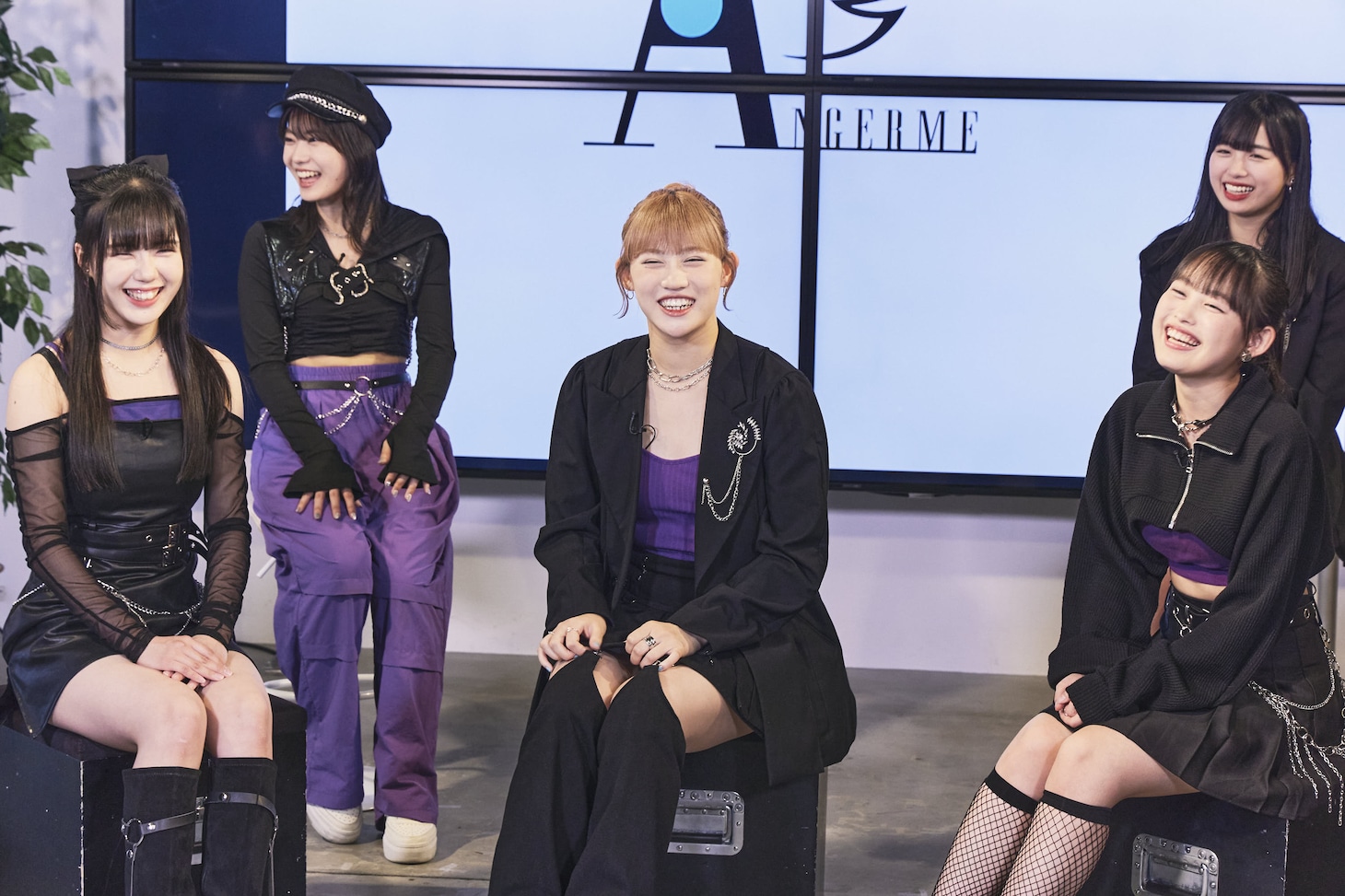 スペースシャワーTV「アンジュルム特番～佐々木莉佳子のやさしい世界へ 君もおいでよ～」より。（撮影：曽我美芽）