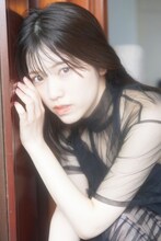 「初夏 UIKA 石原夏織 1st 写真集」より。（撮影：木村智哉）