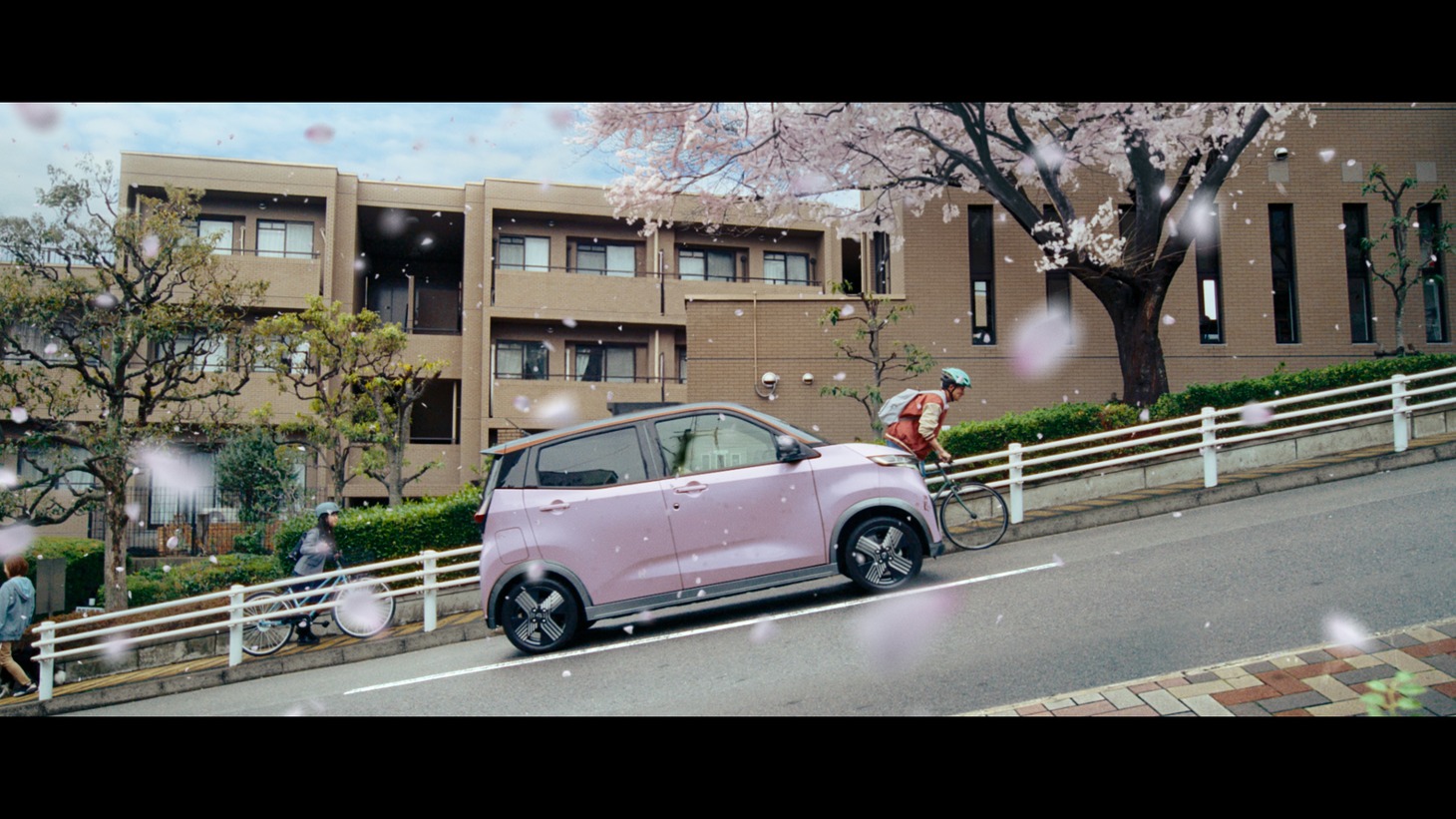 「日産サクラ」新CM「サクッといきましょう」編より。