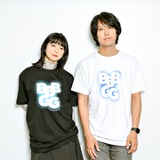 オリジナルTシャツを着用したBase Ball Bear関根史織(B, Cho)とGalileo Galileiの岩井郁人(G)。