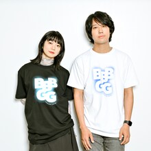 オリジナルTシャツを着用したBase Ball Bear関根史織（B, Cho）とGalileo Galileiの岩井郁人（G）。