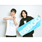 グッズをアピールするBase ball Bearの小出祐介(Vo, G)とGalileo Galileiの尾崎雄貴(Vo, G)。