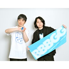 グッズをアピールするBase ball Bearの小出祐介（Vo, G）とGalileo Galileiの尾崎雄貴（Vo, G）。