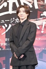 フォトセッション中の京本大我（SixTONES）。