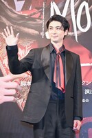 手を振り続ける古川雄大。