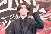 手を振り続ける京本大我（SixTONES）。