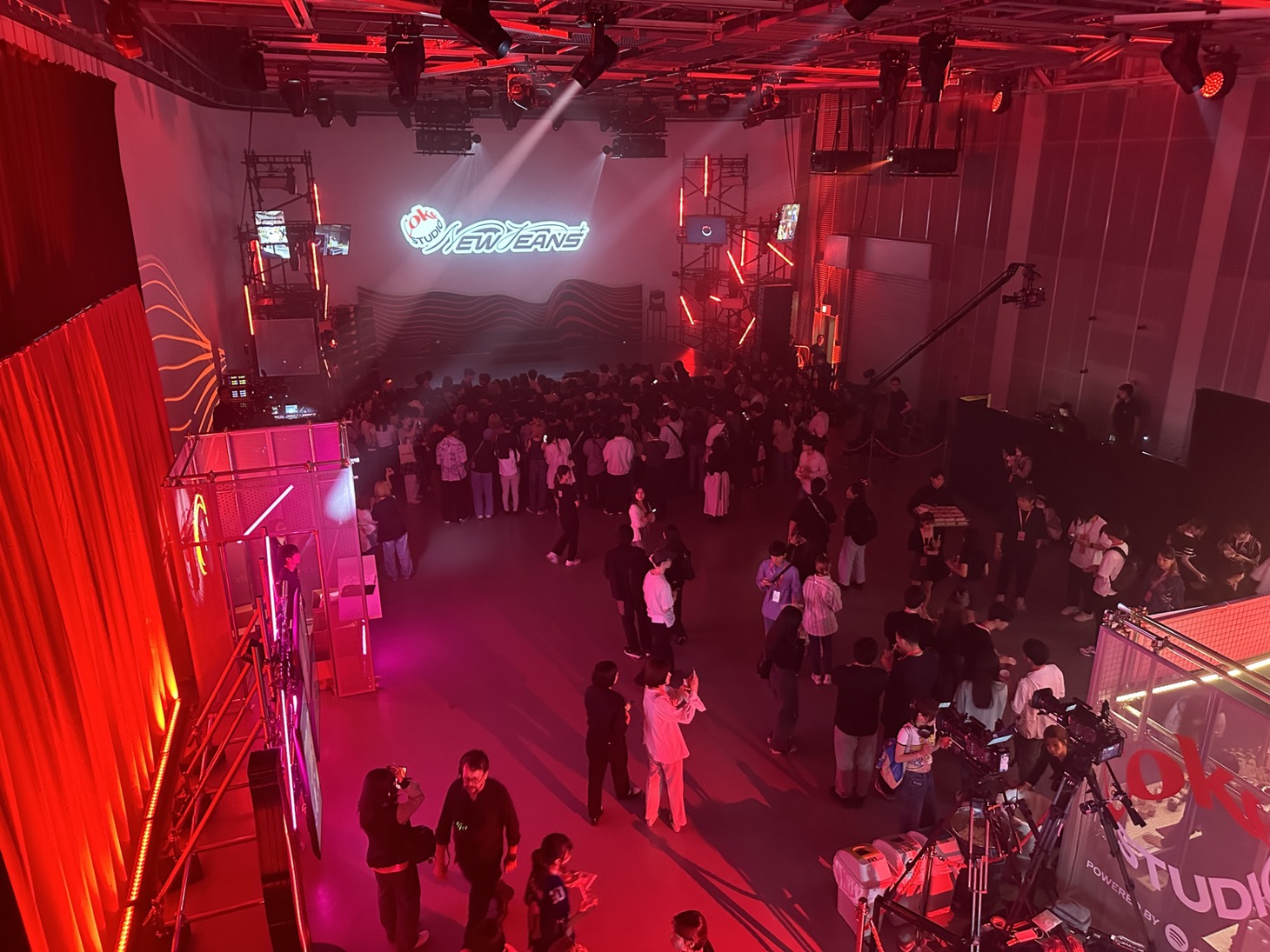 「Coke STUDIO Live with NewJeans, powered by Spotify」の様子。