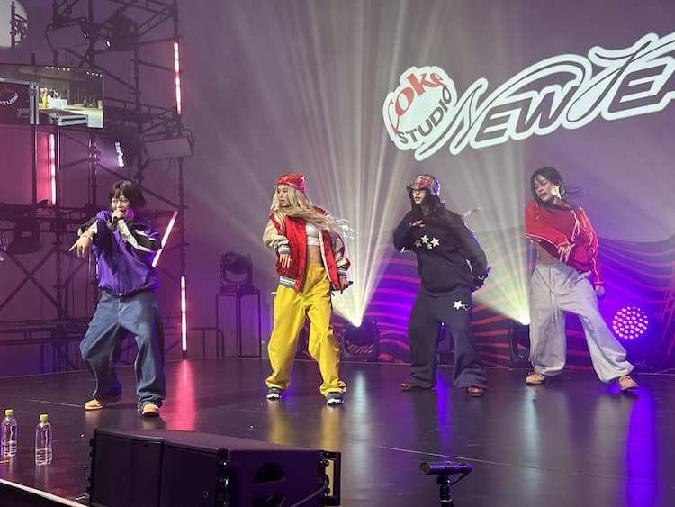 NewJeans来日！300人のBunniesの目前で新曲披露、旺盛なファンサで大 