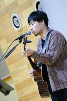 吉田結威（G, Vo）（写真提供：日音）