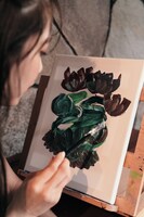 奈良未遥（NGT48）1st写真集「こんな風に見られているのか？」blueprint book store限定版特典の花の絵。(c)blueprint（撮影：下屋敷和文）