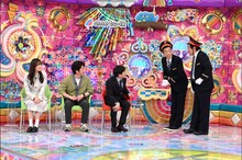 左から佐々木久美（日向坂46）、後藤輝基（フットボールアワー）、蛍原徹、多田健二（COWCOW）、善し（COWCOW）。(c)テレビ朝日