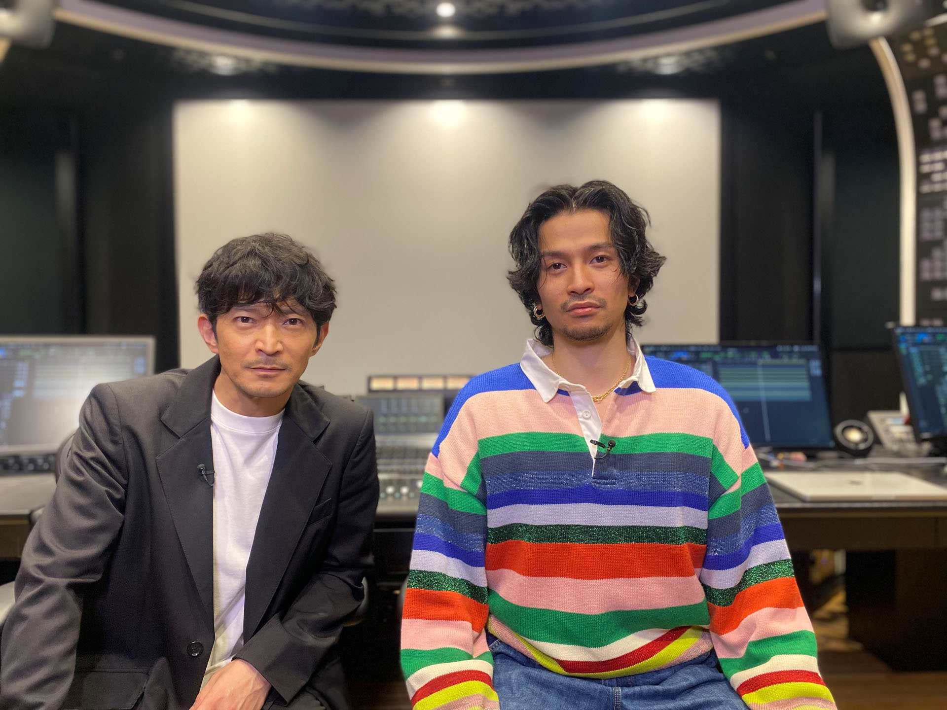 常田のプライベートスタジオにて。津田健次郎と常田大希（King Gnu