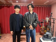 人気画像5位は「常田大希、“兄貴に似過ぎてる”津田健次郎とついに対面　2人で『おじゃる丸』アフレコ」より、津田健次郎と常田大希（King Gnu、MILLENNIUM PARADE）。(c)NHK