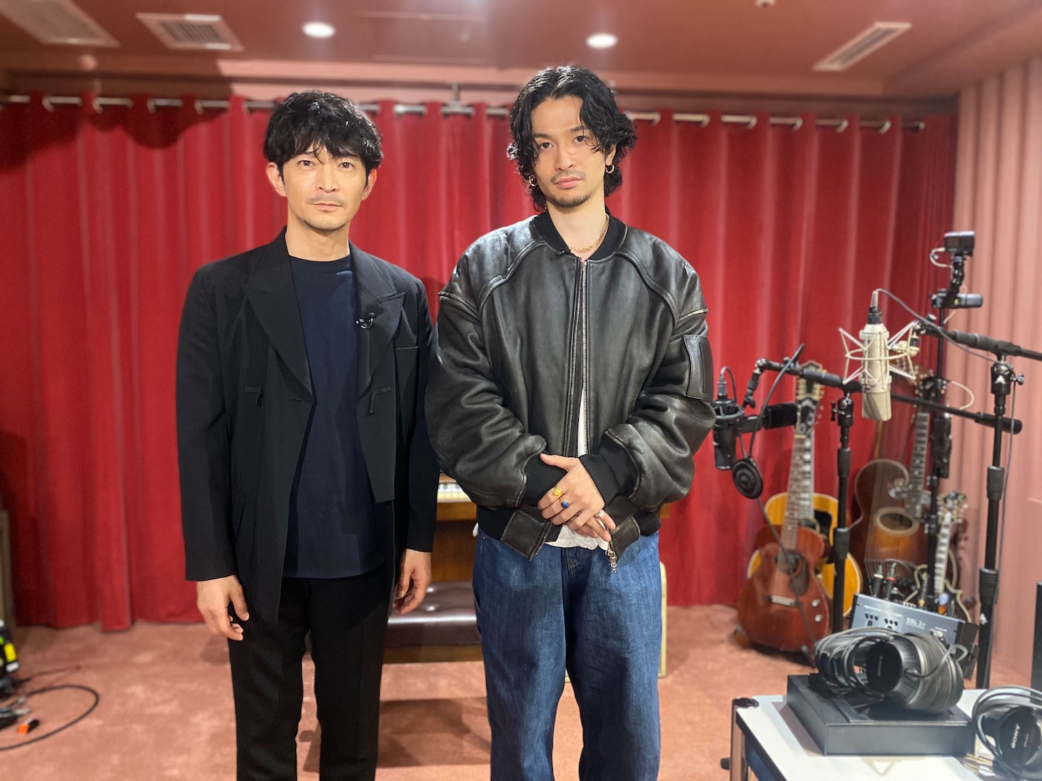 常田のプライベートスタジオにて。津田健次郎と常田大希（King Gnu、MILLENNIUM PARADE）。(c)NHK