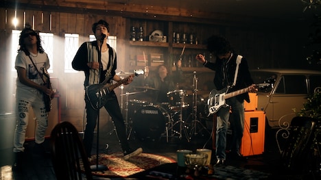 WENDY「Happy to be alone」ミュージックビデオより。