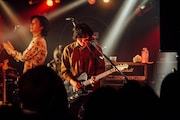 左から河西洋介(Vo)、真田徹(G)。(Photo by Satsuki Kato)