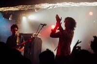 左からカメヤマケンシロウ（B）、河西洋介（Vo）。（Photo by Satsuki Kato）