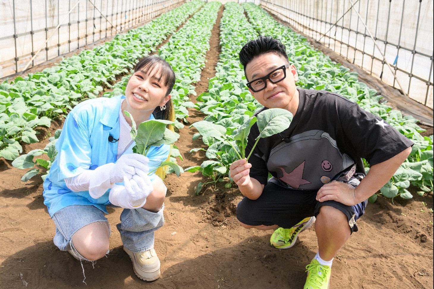 左からAI、宮川大輔。2人の手にはソフトケール。