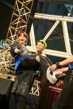 與那城奨をお姫様抱っこする川尻蓮。 (c)LAPONE Entertainment