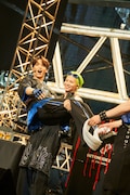 與那城奨をお姫様抱っこする川尻蓮。 (c)LAPONE Entertainment