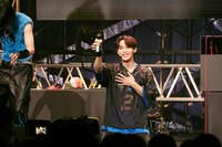 失敗が続くも、泣きの一回でけん玉チャレンジを成功させた與那城奨。 (c)LAPONE Entertainment