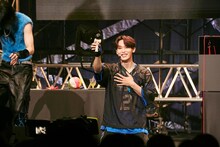 失敗が続くも、泣きの一回でけん玉チャレンジを成功させた與那城奨。 (c)LAPONE Entertainment