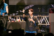 失敗が続くも、泣きの一回でけん玉チャレンジを成功させた與那城奨。 (c)LAPONE Entertainment