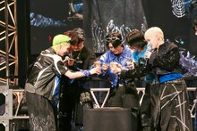 ゲームに敗北し、センブリ茶を片手に「JO1式乾杯」をする「Lied to you」チーム。(c)LAPONE Entertainment