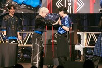 手押し相撲で豆原一成（右）に先手を打つ川西拓実（左）。 (c)LAPONE Entertainment