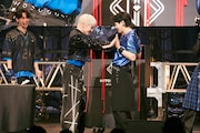 手押し相撲で豆原一成(右)に先手を打つ川西拓実(左)。 (c)LAPONE Entertainment