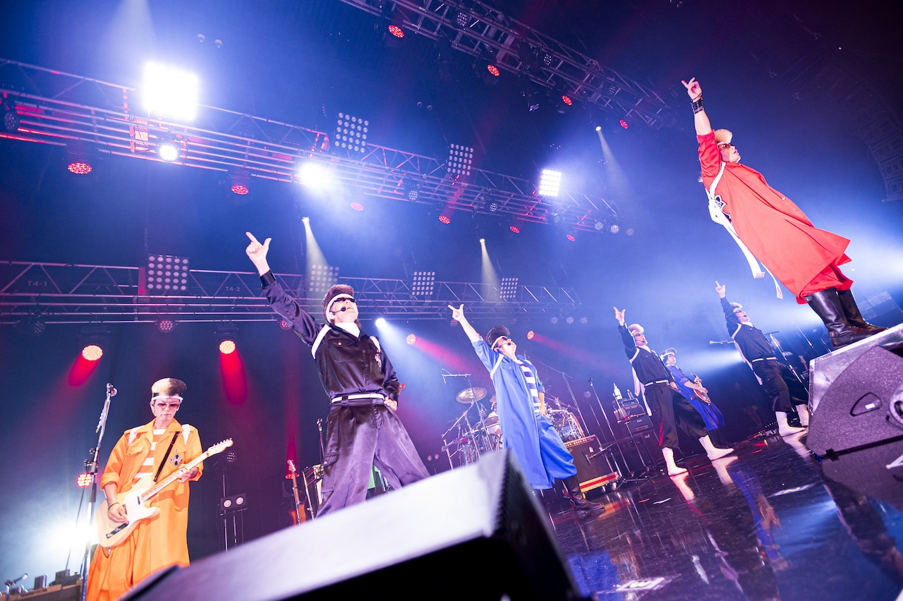 白鳥松竹梅（B / 氣志團）Photo by MAYUMI） - おとぼけビ～バ～！氣志