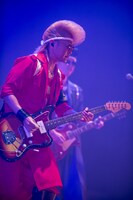 ギターを弾く綾小路翔（Vo / 氣志團）。（Photo by MAYUMI）