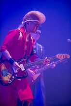 ギターを弾く綾小路翔（Vo / 氣志團）。（Photo by MAYUMI）