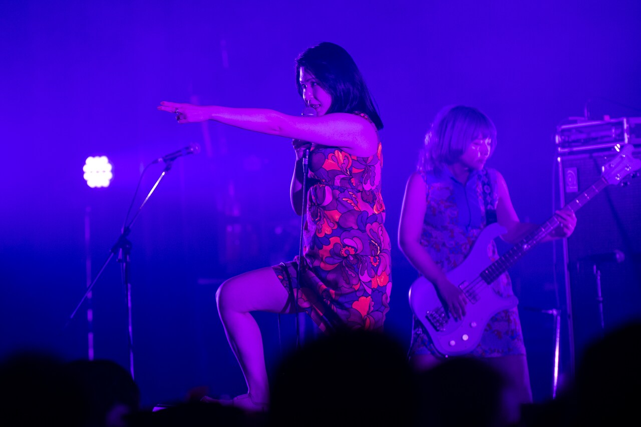 あっこりんりん（Vo / おとぼけビ～バ～）（Photo by MAYUMI） - お