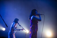 あっこりんりん（Vo / おとぼけビ～バ～）（Photo by MAYUMI）