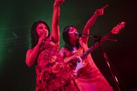 おとぼけビ～バ～のあっこりんりん（Vo）、よよよしえ（G）。（Photo by MAYUMI）