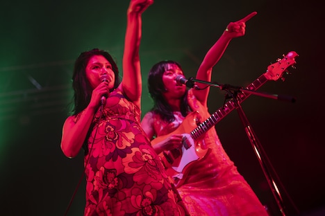 おとぼけビ~バ~のあっこりんりん(Vo)、よよよしえ(G)。(Photo by MAYUMI)