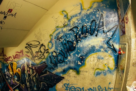 新宿LIQUIDROOMの壁面に描かれていたグラフィティ。