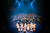 フロアの転生者と記念撮影するNARLOW。