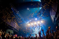 金色のテープが降り注ぐZepp Shinjuku（TOKYO）のフロア。