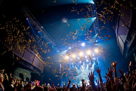 金色のテープが降り注ぐZepp Shinjuku（TOKYO）のフロア。