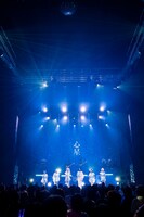 新曲「心星」を歌うNARLOW。