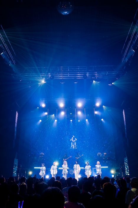 新曲「心星」を歌うNARLOW。