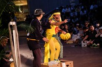 「ケチャまつり」より、山城流バナナのたたき売りの様子。