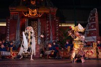 「ケチャまつり」より、ガムランの演奏と踊り。