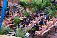 「ケチャまつり」より、ジェゴグ演奏中の様子。