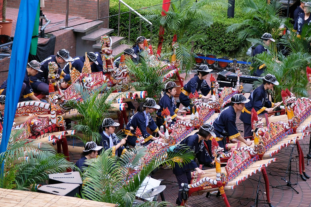 「ケチャまつり」より、ジェゴグ演奏中の様子。