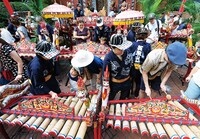 「ケチャまつり」より、ジェゴグの演奏体験コーナー。